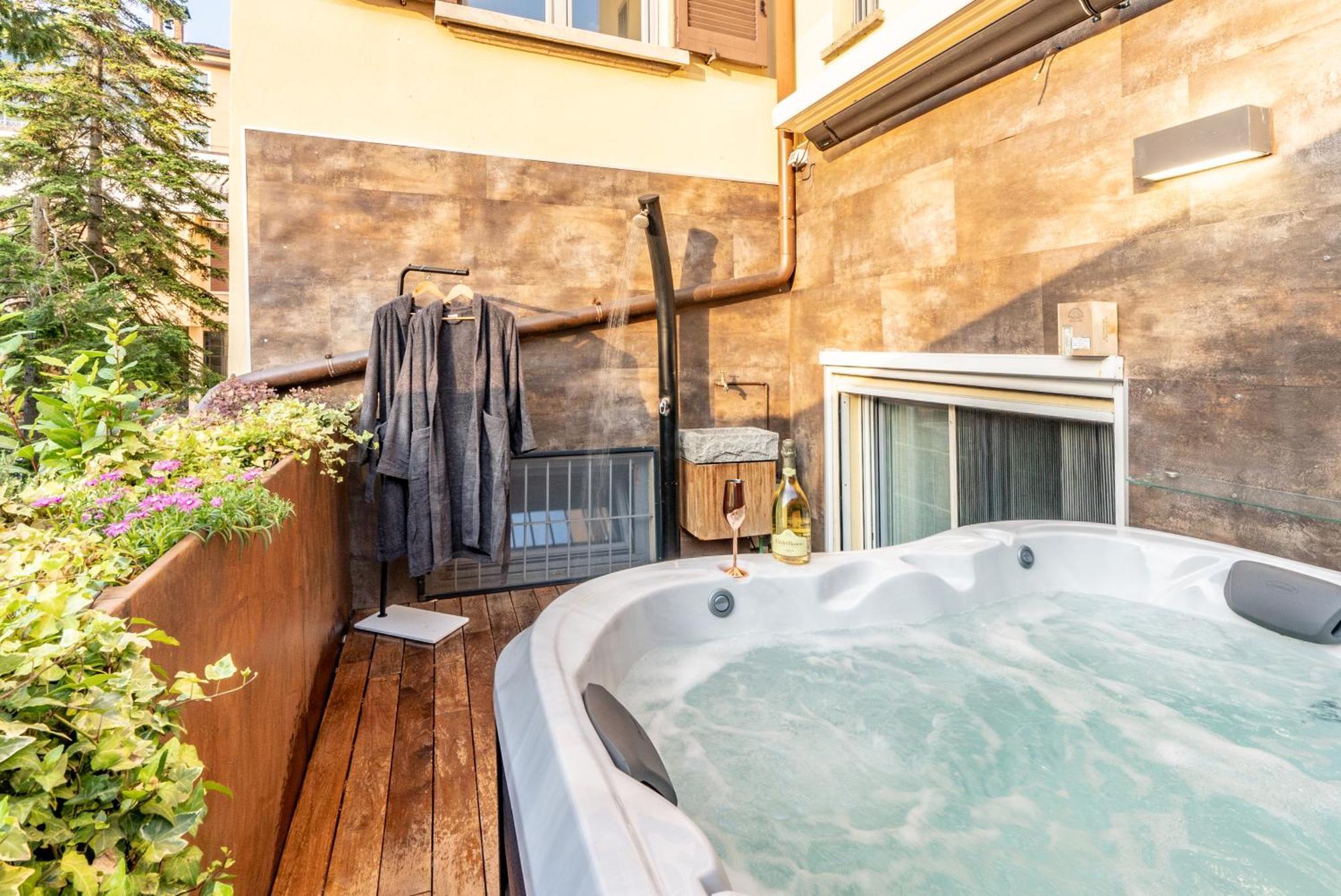 Luxe & Central Haven - Jacuzzi, Sauna, Steam, Private Parking Como Kültér fotó