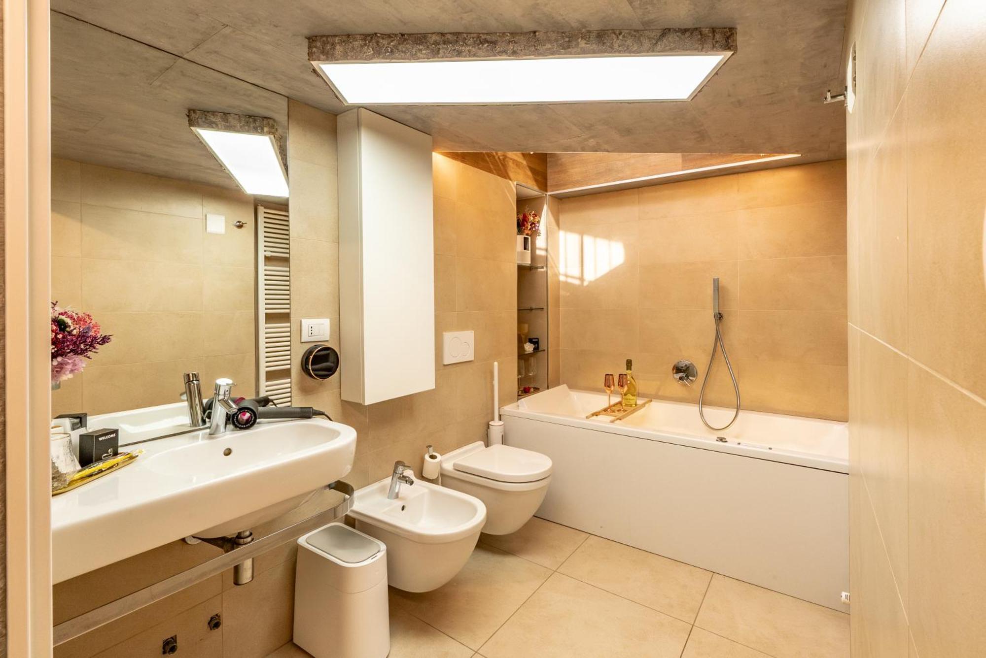 Luxe & Central Haven - Jacuzzi, Sauna, Steam, Private Parking Como Kültér fotó