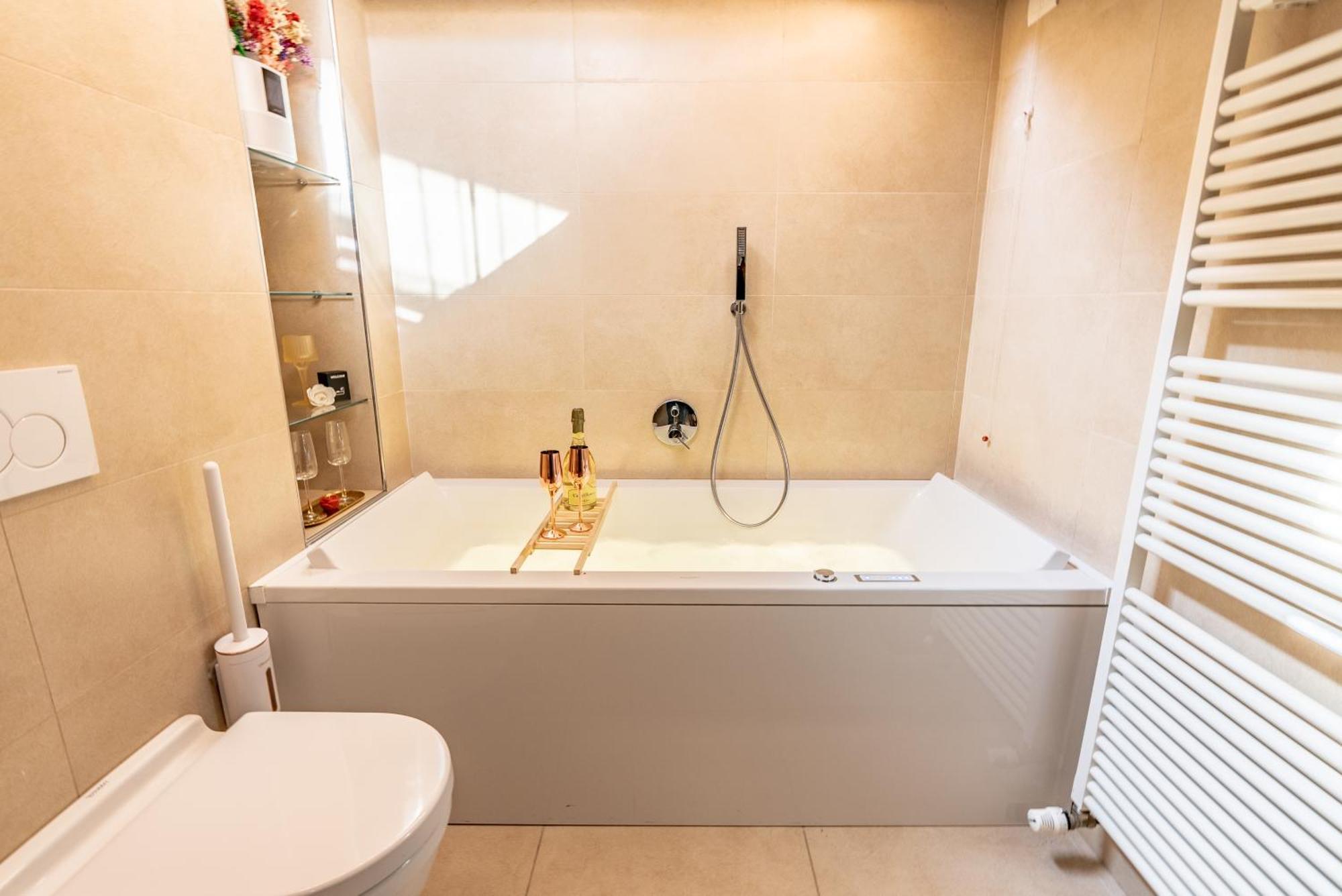 Luxe & Central Haven - Jacuzzi, Sauna, Steam, Private Parking Como Kültér fotó